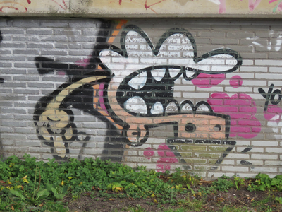 833333 Afbeelding van graffiti met een Utrechtse kabouter (KBTR) 'op z'n kop', op een muur onder het spoor langs de ...